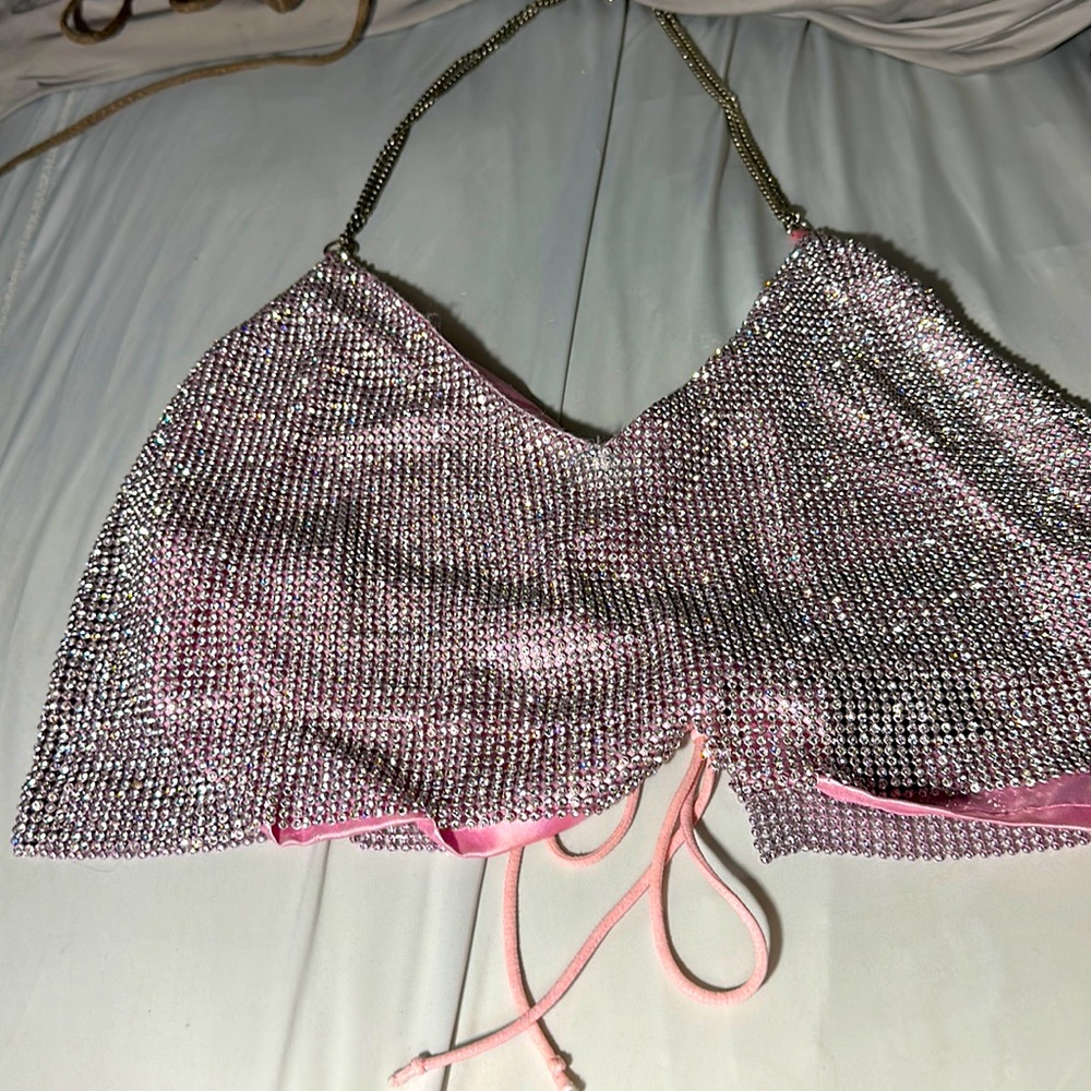 🦋✨• t pain video shoot crop too! Small but still adjustable. Ship fast •✨🦋